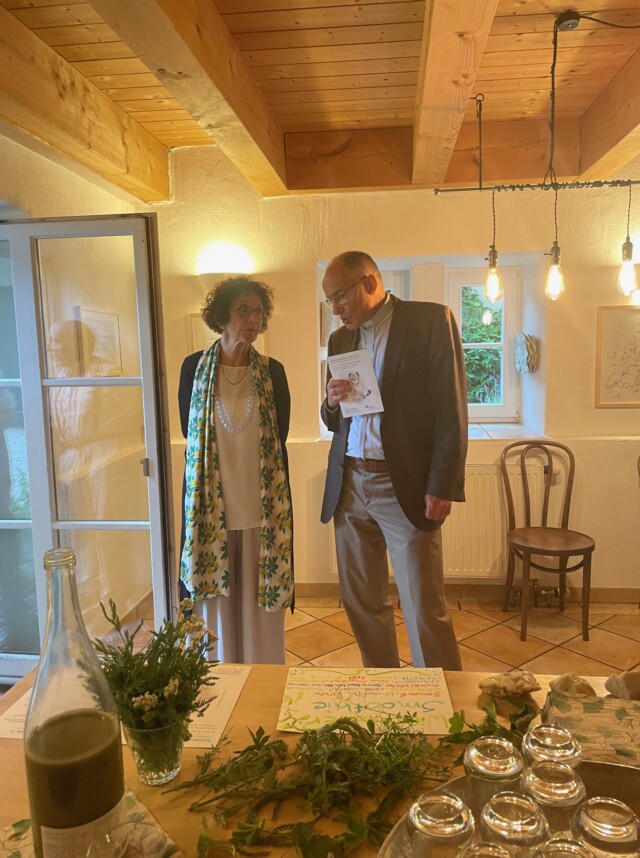 Elisabeth Carr mit Pfarrer Dr. Tamás Czopf
